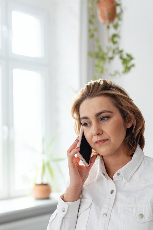 Person på telefonsamtal med Vera